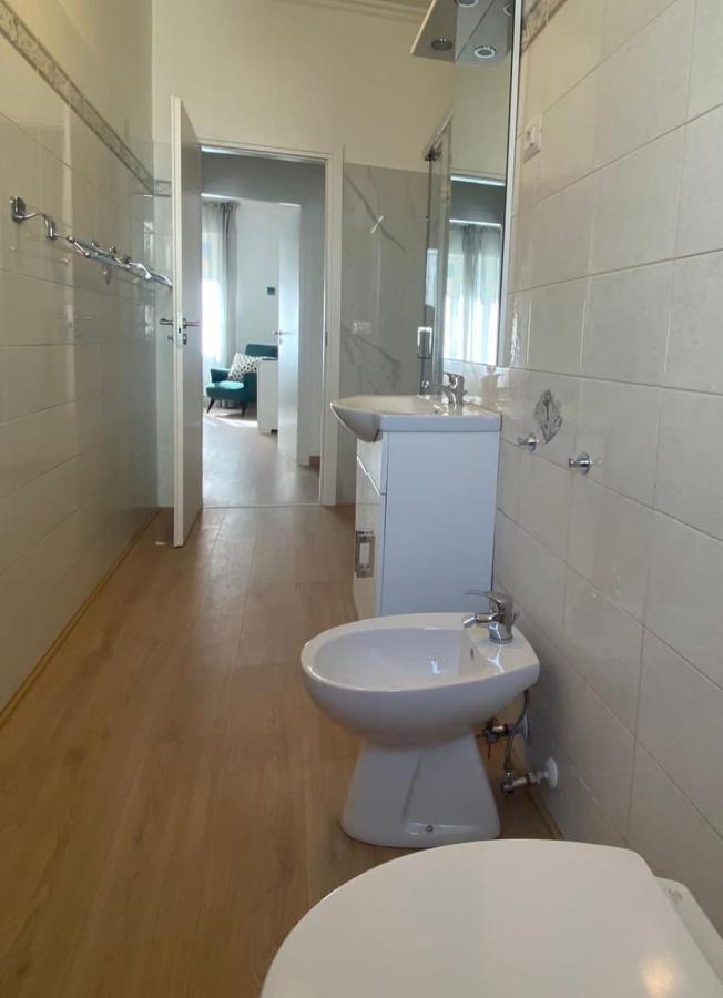 Vesuvia Apartment Napoli Bagian luar foto